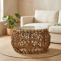 Table basse moderne en rotin et feuilles de bananier avec plateau en verre pour salon