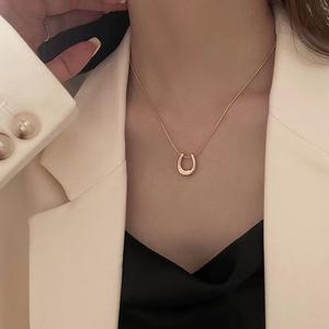 Collar de Moda con Colgante en Forma de Herradura en Acero Inoxidable Grueso, Chapado en Oro de 18K, con Cadena de Serpiente - Product Image 5