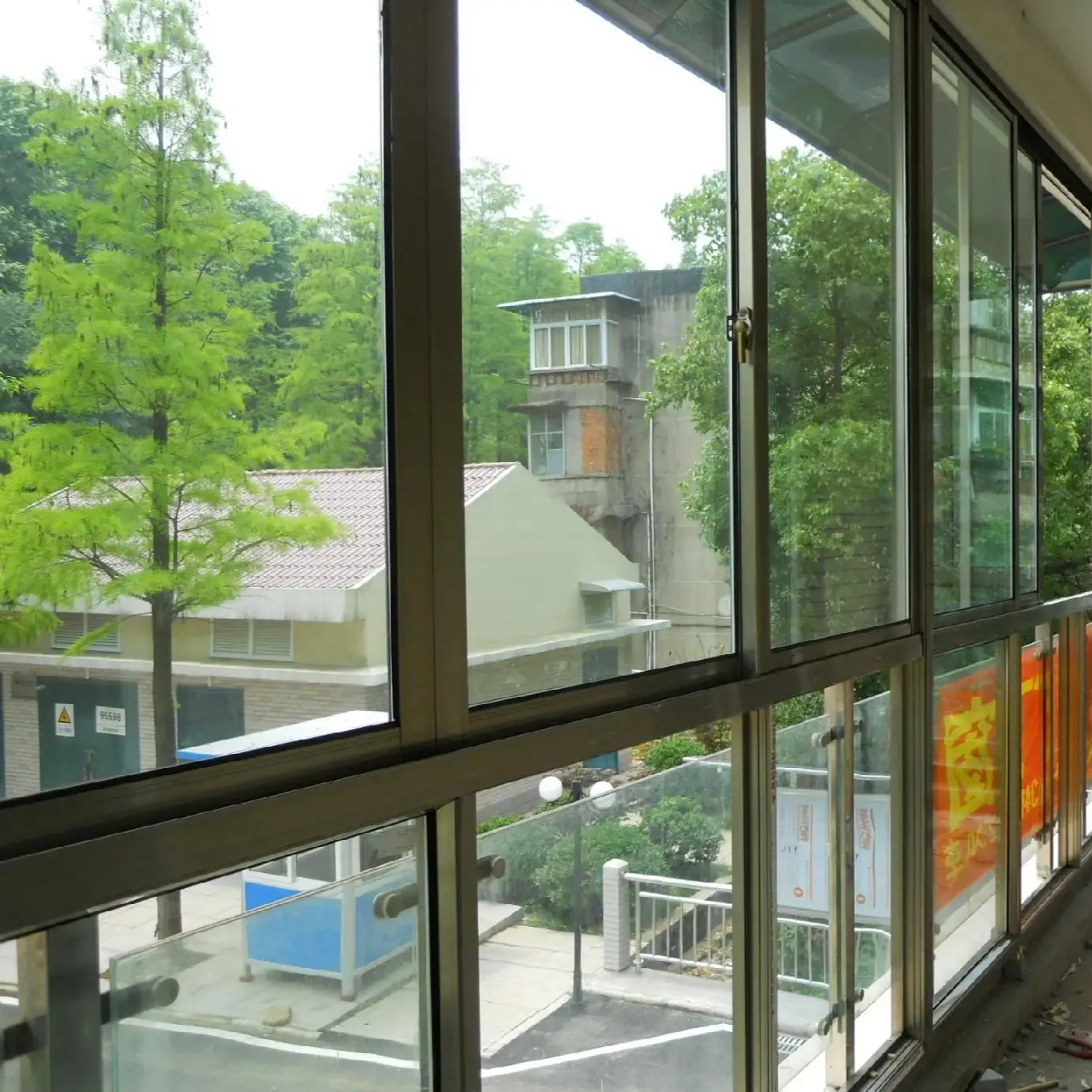 Fenêtres coulissantes en aluminium avec stores Verre de qualité supérieure Intérieur de bureau Noir Design graphique Horizontal Moderne Fibre de verre