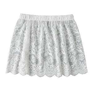 Un incontournable pour les tenues superposées, cette jupe midi pour femme avec bordure en dentelle s'accorde parfaitement avec un pull, dotée d'une fausse ourlet. - Product Image 5