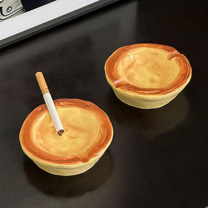 Cenicero moderno de resina con diseño de tarta, adorno de mesa de centro para el hogar, moderno, bonito y de alto valor para sala de estar y el hogar. - Product Image 3