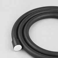 Tuyau de douche moderne en PVC noir avec surface résistante à la chaleur et raccords universels G1/2 pour salle de bain contemporaine et usage hôtelier