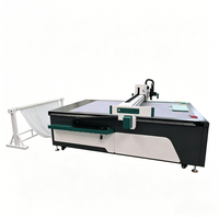 Machine de découpe de films plastiques PET, PC, membranes en fibres, autocollants avec outil de découpe à couteau oscillant