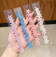 Ensemble de pinces à cheveux pour enfants pour tresser des mini-fleurs. Coiffure mignonne pour fille avec de petites tresses. Petites pinces à cheveux pour petites filles.