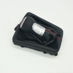 Funda de Piel para Palanca de Cambios de Audi A3 de 6 Velocidades con Costuras Rojas, Diseño Ergonómico - Product Image 1