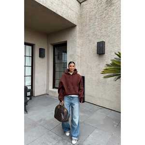 Sudadera con Capucha Marrón para Mujer con Diseño Bordado en E - Product Image 3