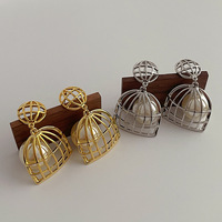 Boucles d'oreilles en métal style cage à oiseaux avec perles, luxe léger et exagéré, tendance et simples, adaptées à toutes les occasions.