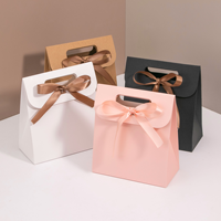 Luxuriöse Umweltfreundliche Giebeldach-Papierbox mit Gestanzten Griffen, Schleifenband und Individuellem Logo - Karton-Tragetasche für Boutique-Kleidung