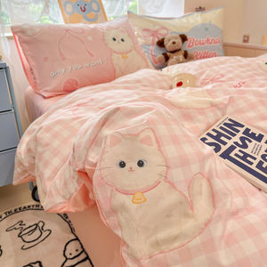 Parure de lit quatre pièces en coton à carreaux roses pour chat, comprenant draps, taies d'oreiller et housse de couette - Product Image 1