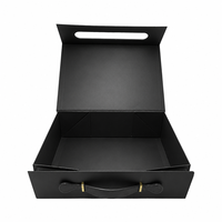 Boîte d'emballage pour vêtements en tissu noir mat avec logo en feuille d'or personnalisée, boîte cadeau pliable écologique avec poignée en PU magnétique