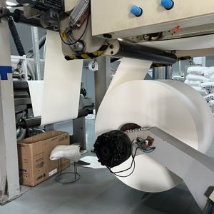 Rouleau de papier enduit de PE blanc et kraft de qualité alimentaire 150 à 350 GSM - Product Image 2