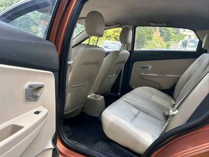 Venta al por Mayor de Autos Usados en China, SUV a Gasolina Turbo de 2.0L, Año 2016, Transmisión Manual, 5 Asientos, Asientos de Cuero, Asientos Eléctricos, Faros LED, TPMS, Techo Solar - Product Image 4