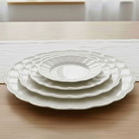 Assiette de présentation en porcelaine fine de luxe, motif nénuphar, blanche festonnée, 13 pouces