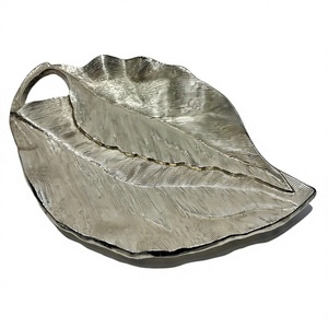Plateau décoratif de luxe en aluminium moulé argenté, motif feuilles superposées, centre de table double feuille, pour salon et hôtel, vente en gros - Product Image 2