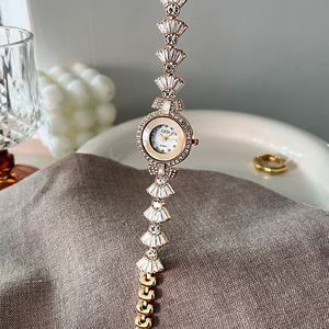 Montre bracelet de luxe sertie de diamants avec un nœud, au design raffiné et élégant, pour femme, au style épuré. - Product Image 3