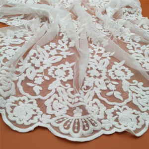 Tissu en dentelle de tulle brodé de maille florale blanche 100% polyester soluble dans l'eau avec grand bord festonné pour robe de mariée - Product Image 1