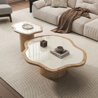 Table basse minimaliste moderne en bois avec plateau en marbre irrégulier, ensemble de meubles italiens élégants et stylés pour le salon