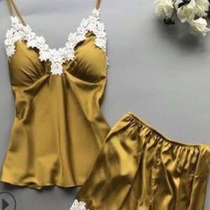 ชุดนอนผู้หญิง คอวีลึก เซ็กซี่ ชุดนอนขาสั้นสีแดง - Product Image 5