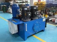 Unité hydraulique à réservoir bleu grande capacité, station de pompage robuste avec sortie synchrone à 3 moteurs et manomètres doubles