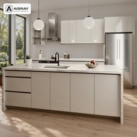 Meuble de cuisine sur mesure haute brillance, aménagement minimaliste avec îlot, rangement par tiroirs, fournitures pour projets domestiques et boîtes en panneaux de particules