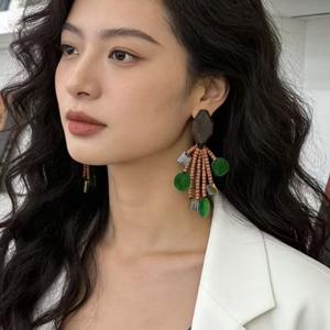 Boucles d'oreilles vintage en bois avec perles de coquillage et design à pompon pour femmes, bijoux de mode pour les soirées - Product Image 1