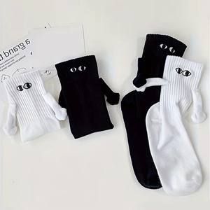 Chaussettes mi-hautes pour femmes et hommes, noires et blanches, amusantes, mignonnes, avec des yeux de dessin animé, chaussettes magnétiques avec des mains - Product Image 3