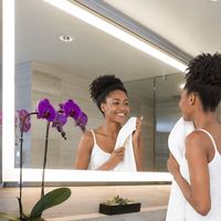 Miroir LED de vanité pour hôtel, personnalisé en usine, longueur sur mesure, avec éclairage mural UL, dégivreur tactile, verre de sécurité 5 mm, CCT 3000K-6000K