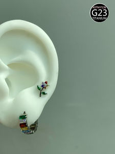 Pendientes de Oro 14K Freya ASTM-F136 con Flores y Múltiples Circonitas, Piercing de Oreja Tipo Labret con Parte Trasera Plana, Venta al por Mayor - Product Image 4