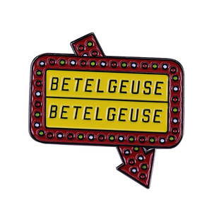 Pin de Solapa Esmaltado con Diseño Retro de la Película Betelgeuse - Product Image 1