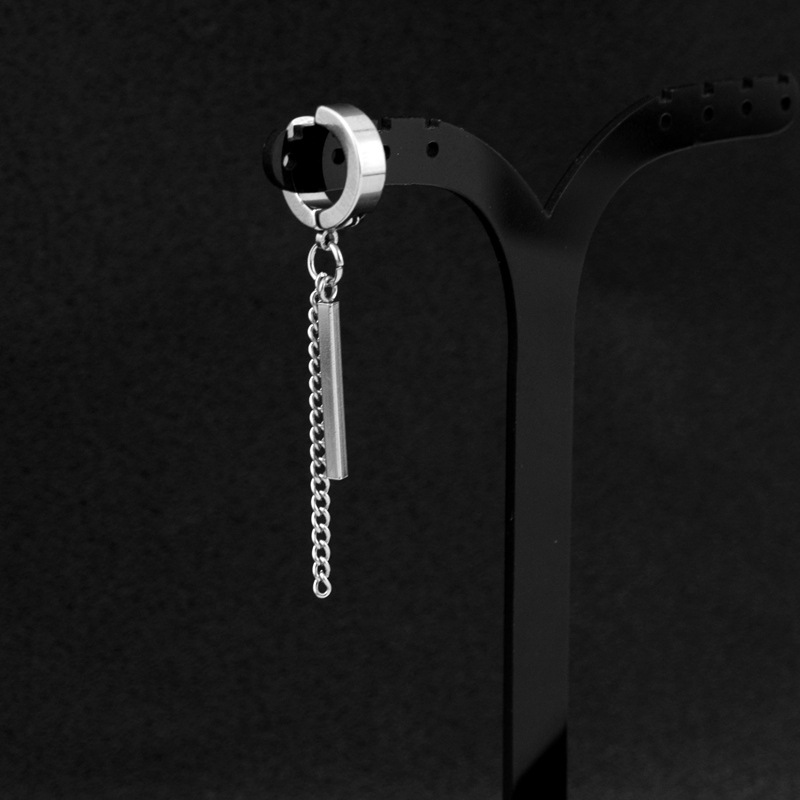 E026-B1 (Une boucle d'oreille avec trous pour les oreilles)