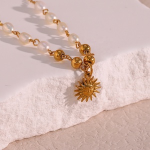 Collier avec pendentif soleil en perles d'eau douce, chaîne en acier inoxydable plaqué or 18 carats, <span class=keywords><strong>design</strong></span> unique - Product Image 1