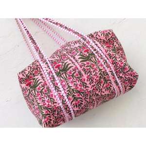 Bolsa de lona acolchada de algodón hecha a mano con interior espacioso, construcción ligera y duradera, y un elegante estampado a bloques. - Product Image 3