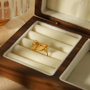แหวนโบว์น็อต 18K ชุบทองสแตนเลสสตีล เครื่องประดับนิ้วชี้สำหรับผู้หญิง สวมใส่ได้ทุกวัน ดีไซน์ทรงเรขาคณิต TR4297 - Product Image 1