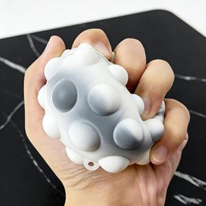 ลูกบอลบีบคลายเครียดซิลิโคนพิมพ์ลายโลโก้ตามสั่ง สีสันปรับแต่งได้ รับทำตามขนาดที่ต้องการ สำหรับใช้เป็นของแจกส่งเสริมการขาย - Product Image 5