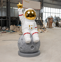 Grande sculpture d'astronaute en FRP assis sur la lune, avec casque plaqué or, statue d'astronaute pour hall de centre commercial et décoration intérieure