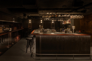 เฟอร์นิเจอร์ร้านไวน์ระดับไฮเอนด์ ดีไซน์หรูหรา เคาน์เตอร์ผับไม้ ชุดโต๊ะและเก้าอี้พร้อมไฟ LED เป็นมิตรกับสิ่งแวดล้อม ทนทาน - Product Image 4