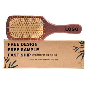 Brosse démêlante en bambou faite à la main avec logo personnalisé, coussin d'air massant, picots en bois, et boîte de rangement - Product Image 1