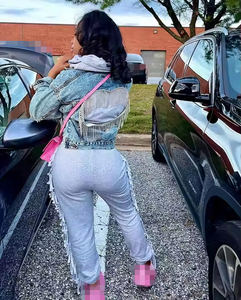 Jaqueta Feminina Jeans Azul Lavado com Coração Vazado nas Costas, Corrente de Strass e Franjas – Tendência da Moda - Product Image 2