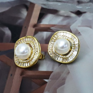 Boucles d'oreilles clous géométriques rétro vintage en cuivre et zircon, plaquées or 18 carats, bijoux pour femme, cadeau pour les occasions festives - Product Image 3