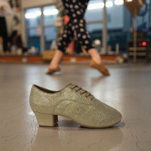 Zapatos <span class=keywords><strong>de</strong></span> baile <span class=keywords><strong>de</strong></span> salón con suela dividida <span class=keywords><strong>de</strong></span> oro claro para <span class=keywords><strong>mujer</strong></span> con plantilla suave para baile <span class=keywords><strong>de</strong></span> salsa social - Product Image 1