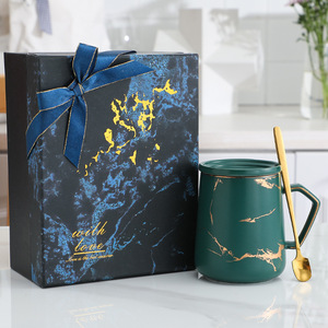 Taza <span class=keywords><strong>de</strong></span> Cerámica con Borde Dorado, Tapa y Cuchara, <span class=keywords><strong>Diseño</strong></span> Moderno y Minimalista, Par a Juego, Taza <span class=keywords><strong>de</strong></span> Café <span class=keywords><strong>para</strong></span> Parejas, Regalo <span class=keywords><strong>de</strong></span> <span class=keywords><strong>Boda</strong></span>, Empaquetado en Caja <span class=keywords><strong>de</strong></span> Regalo - Product Image 1