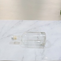 Vente en gros petit vin de vodka 100ml 200ml 380ml 500ml boisson transparente scellée avec couvercle bouteille vide en verre
