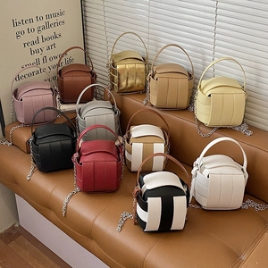 Bolso Cubo Tejido de Lujo con Contraste de Color, Bolso de Hombro Hecho a Mano, Bolso Pequeño Casual de Diseñador para Mujer - Product Image 1