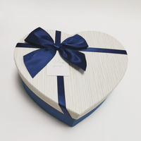 Blaue Herzförmige Geschenkbox mit Schleifenband Maßgefertigte Kartonverpackung für Valentinstag für Schokolade, Schmuck oder Hochzeitsgeschenke