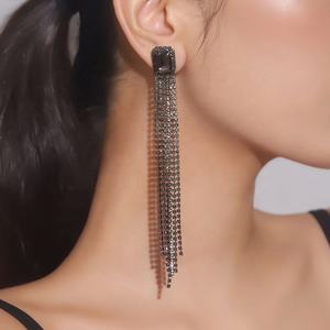 Boucles d'oreilles pendantes longues à pampilles tendance pour femmes, style européen et américain, en alliage de cuivre plaqué or avec strass en cristal taille brillant - Product Image 2