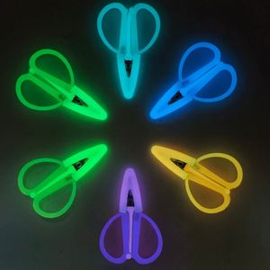 Ciseaux miniatures lumineux à 6 couleurs qui brillent dans le noir, avec manche en plastique, petits ciseaux de coupe pour travaux manuels, broderie, point d'aiguille, bricolage - Product Image 1