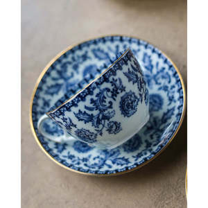 Servizio da tè in porcellana inglese con decorazioni floreali blu, include 4 tazze, 4 piattini, 4 piattini per biscotti e 1 piatto per torta. - Product Image 1