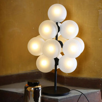 Lampe de table lustre moderne nordique en forme de grappe, pièce design créative et distinctive pour l'éclairage de chambre et de salon, en verre et métal