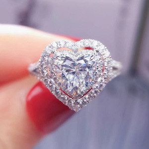 Anello a Forma di Cuore con Cristalli Incastonati per Donne, Accessorio Romantico per Uso Quotidiano e Feste - Product Image 1