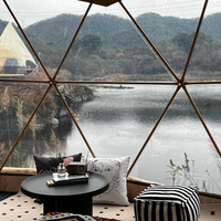 Dôme de glamping de luxe imperméable à usage toutes saisons avec salle de bain privée et kitchenette pour séjours en plein air de type hôtelier